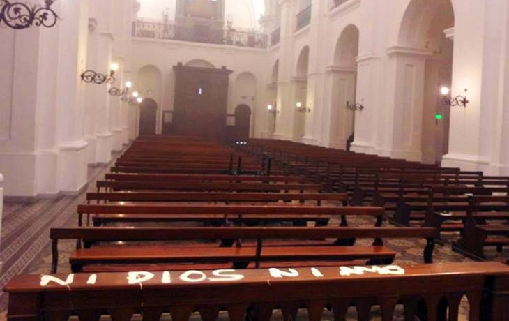 Hallan pintadas en la iglesia lindera al Colegio Nacional