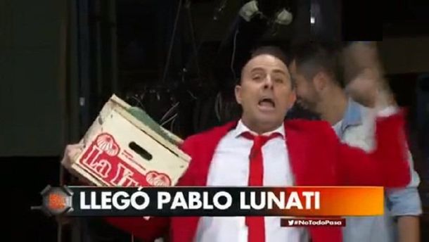 Pablo Lunati eufórico repartiendo pepinos