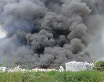 Voraz incendio en un depósito en Córdoba