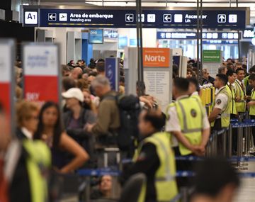 Cancelaron más de 200 vuelos de Aerolíneas Argentinas: hay 24.000 pasajeros afectados
