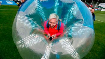 jugar al futbol dentro de burbujas: mira el divertido entrenamiento del barcelona jugar al futbol dentro de burbujas: mira el divertido entrenamiento del barcelona