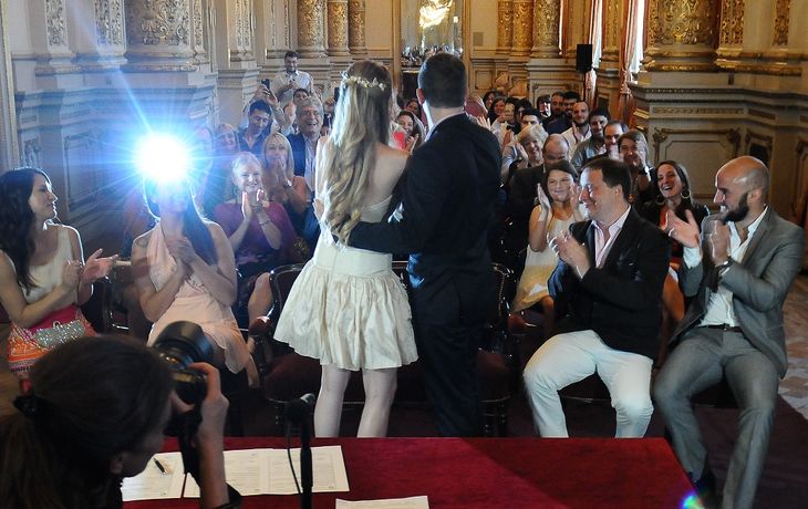 Una de las parejas que se casaron en el Teatro Colón