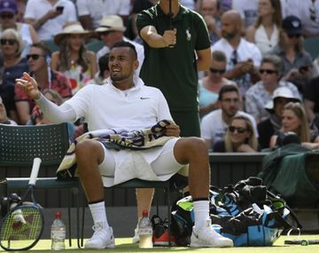 Show de Kyrgios: saque insólito: pelotazo a Nadal y escrache a una periodista