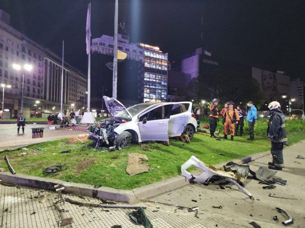 Obelisco: un auto chocó y terminó arriba de la Plaza de la República