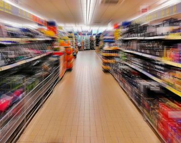 Los consumidores cuidan cada vez más sus compras en los supermercados.