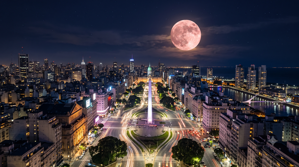 A qué hora llega la luna de fresa a Buenos Aires y cómo verla en vivo