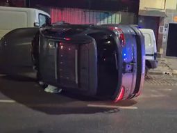 una mujer choco contra un auto estacionado y volco: manejaba con 2,24 de alcohol en sangre una mujer choco contra un auto estacionado y volco: manejaba con 2,24 de alcohol en sangre