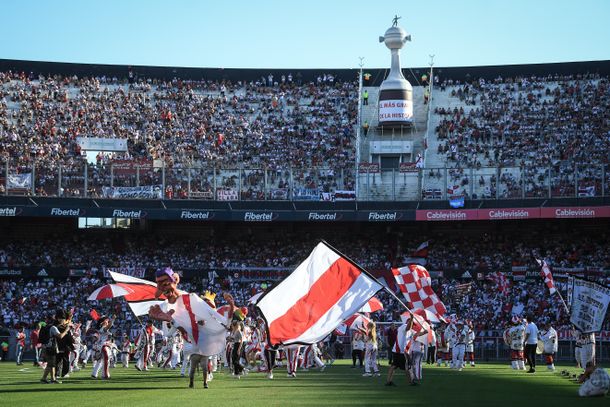 Miles de hinchas ingresan al Monumental para la megafiesta por la Copa Libertadores