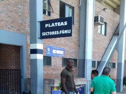 El delantero camerunés Arouna Dang Bissene fue observado en Quilmes El delantero camerunés Arouna Dang Bissene fue observado en Quilmes