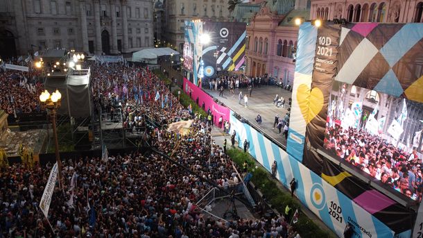 Democracia para siempre: las fotos del acto en Plaza de Mayo
