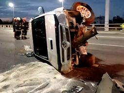 Una camioneta pickup, que transportaba un tractor cortador de césped, chocó y volcó. Una camioneta pickup, que transportaba un tractor cortador de césped, chocó y volcó.