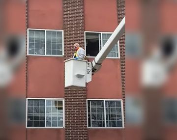 A lo Romeo y Julieta: un abuelo se subió a una grúa para poder ver a su esposa