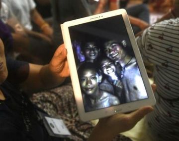 Una madre muestra a los niños atrapados en la cueva