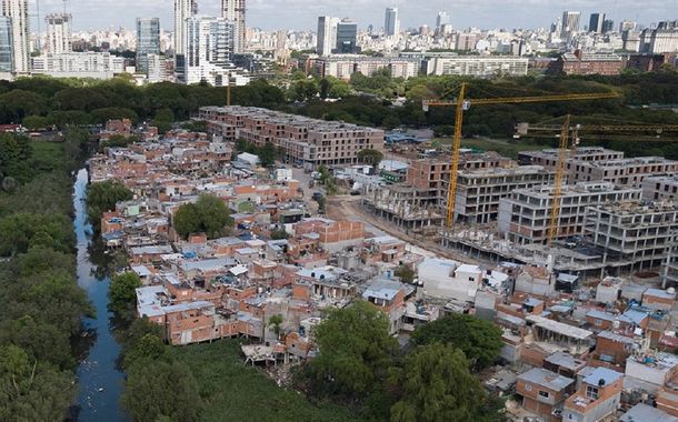 Informe de la UCA: uno de cada dos chicos tiene déficit de algún servicio público en la Argentina
