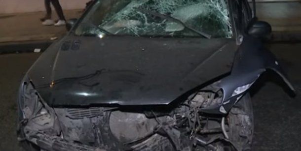 Villa Devoto: iban 8 en un auto y chocaron contra el cantero del Metrobús