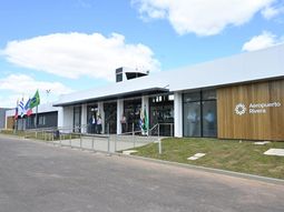 El aeropuerto binacional de Rivera es la apuesta del gobierno para seguir fortaleciendo la llegada de turistas desde Brasil. El aeropuerto binacional de Rivera es la apuesta del gobierno para seguir fortaleciendo la llegada de turistas desde Brasil.
