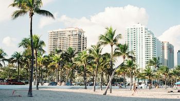 En mayo, la línea de bajo costo chilena SKY lanzará vuelos desde Montevideo a Miami vía Lima, Perú. En mayo, la línea de bajo costo chilena SKY lanzará vuelos desde Montevideo a Miami vía Lima, Perú.