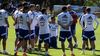 argentina entreno por ultima vez antes de jugar con iran; basanta, diferenciado argentina entreno por ultima vez antes de jugar con iran; basanta, diferenciado