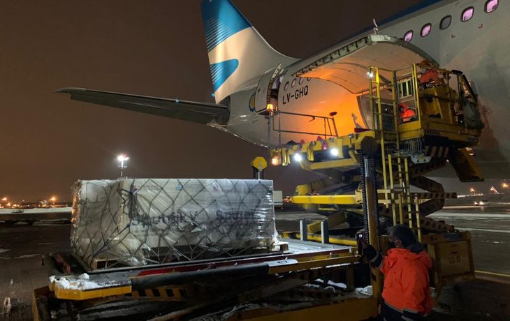 Sputnik V: todo listo para que un nuevo vuelo de Aerolíneas Argentinas traiga otras 600 mil dosis