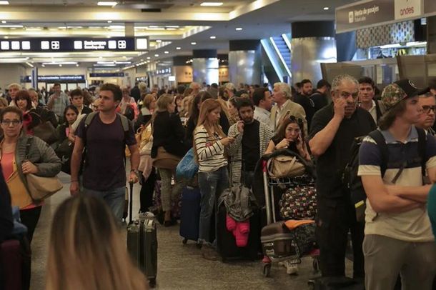 Paro de controladores aéreos: podría haber demoras y cancelaciones desde la medianoche