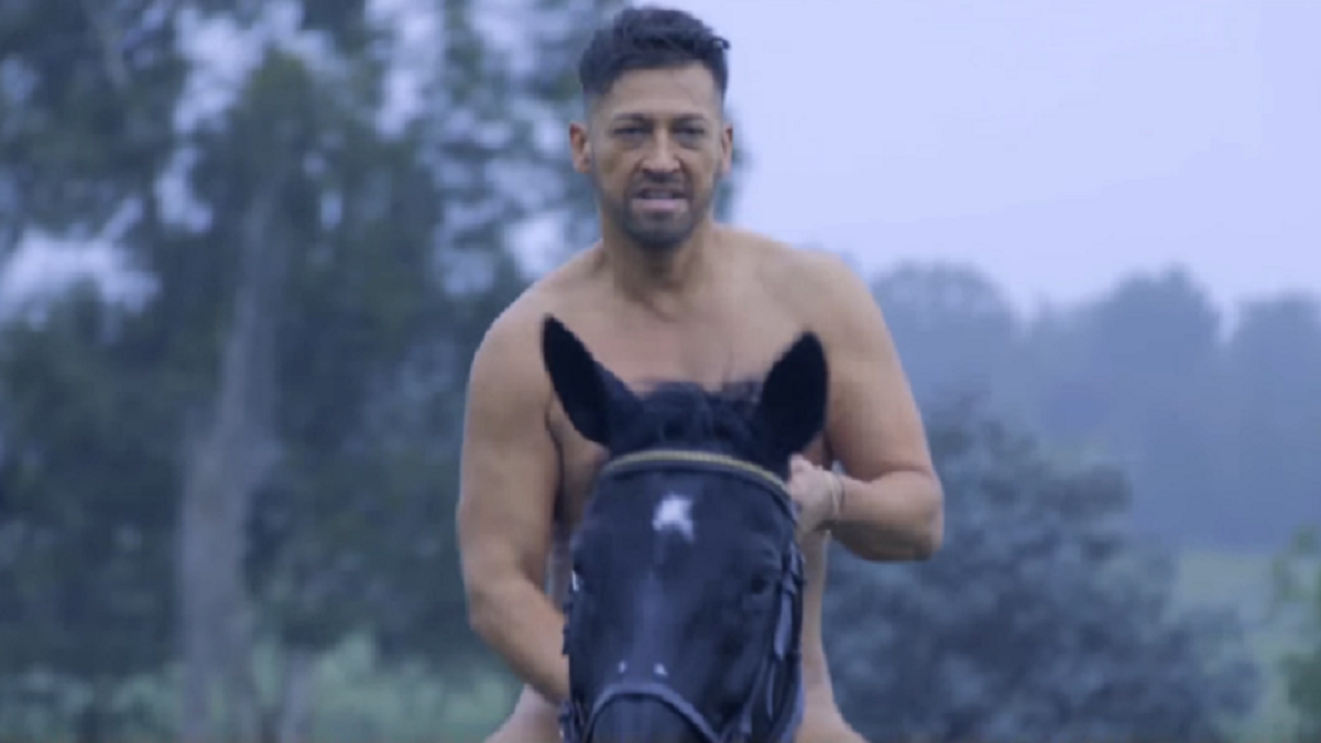 VIDEO: Pablito Ruiz cabalga desnudo en su nuevo clip