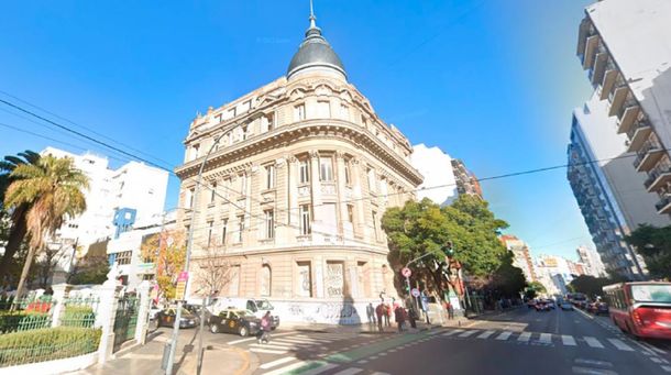 Alumnos del Instituto Alicia Moreau de Justo cortaron la calle por problemas edilicios