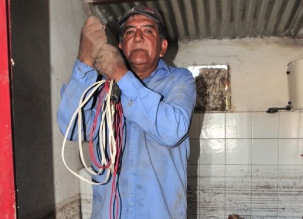 Un hombre sobrevivió al temporal colgado durante seis horas de unos cables