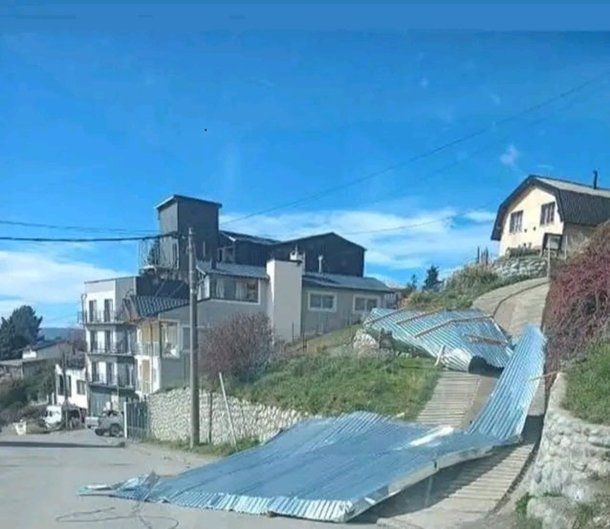 Alerta en Bariloche por vientos fuertes: techos volados, árboles caídos y cortes de luz