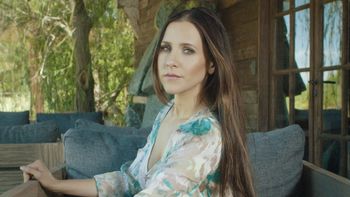 Julieta Camaño vuelve con #RightNow Julieta Camaño vuelve con #RightNow