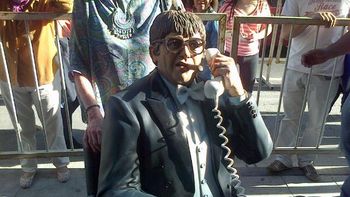 tato bores tiene su estatua en la avenida corrientes tato bores tiene su estatua en la avenida corrientes