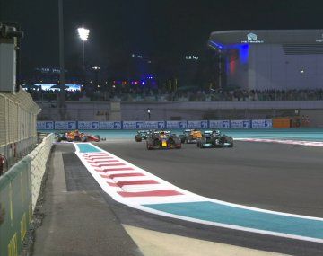 El momento en que Verstappen superó a Hamilton en la última vuelta. Foto: @F1