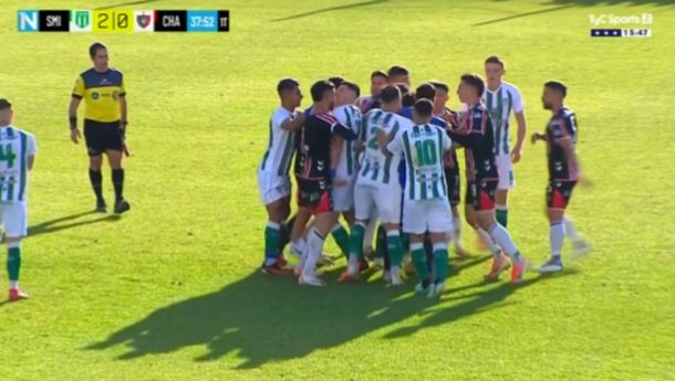 Escándalo en San Miguel vs Chacarita: penal errado a lo Messi y descontrol entre los jugadores