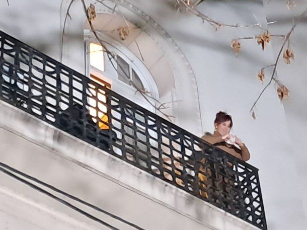 Domingo de masiva vigilia en la casa de Cristina Kirchner, quien volvió a saludar a la militancia
