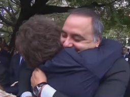 el fuerte abrazo de milei a adorni en el acto por el dia de las malvinas el fuerte abrazo de milei a adorni en el acto por el dia de las malvinas