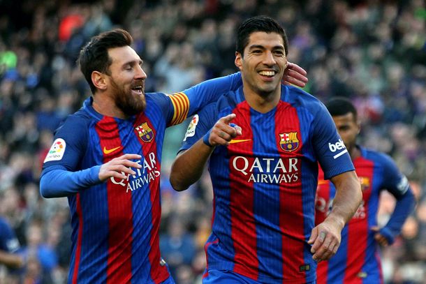 Messi y Suárez celebrando el gol del uruguayo