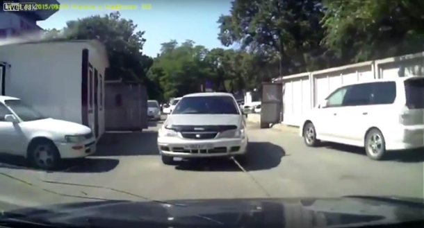 Estacionó y bloqueó una calle: mirá lo que hizo alguien que quería pasar