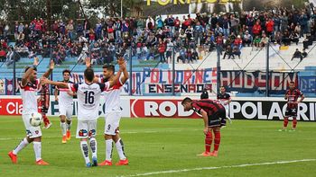 san lorenzo le gano a douglas haig y se metio en octavos san lorenzo le gano a douglas haig y se metio en octavos