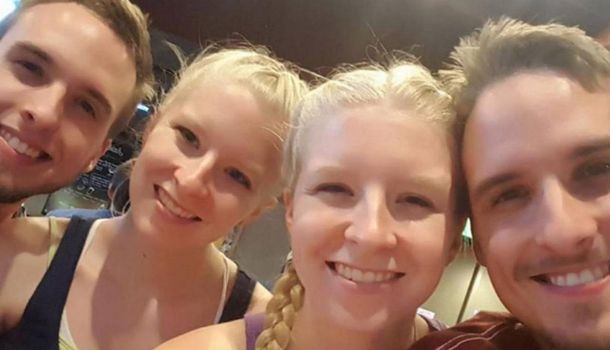 Se casan dos parejas de gemelos y se van a vivir juntos en Estados Unidos