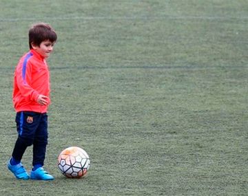 Thiago Messi entrenando en Barcelona.
