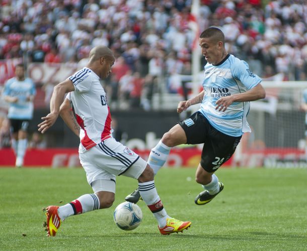 Centurión con la camiseta de Racing encara a Carlos Sánchez de River durante un partido del Torneo Inicial 2012