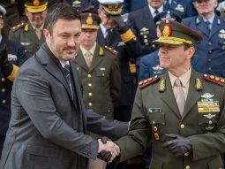 Luis Petri saluda a su reemplazante en Defensa, Carlos Alberto Presti. Luis Petri saluda a su reemplazante en Defensa, Carlos Alberto Presti.