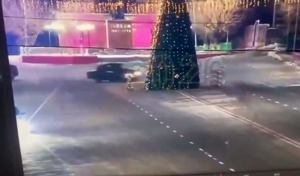 Kazajistán: polémica por un Grinch que derribó un árbol de Navidad con su auto
