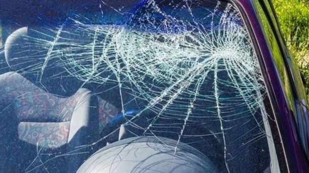 Mové el culito: la acosó desde un auto y ella le destrozó el parabrisas a piedrazos