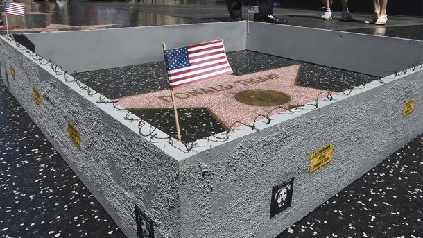 Todos contra Donald: levantan muro a la estrella de Trump en Hollywood