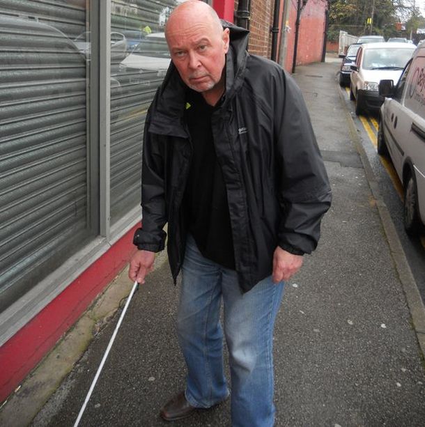 Confunden el bastón de un ciego con una espada y le disparan