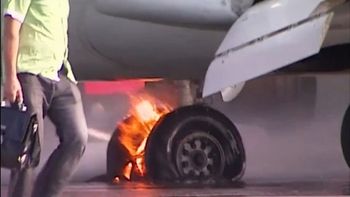 panico en aeropuerto de moscu por el incendio de un avion