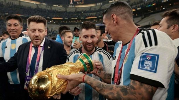 La historia de la Copa trucha que levantó Messi en el Mundial