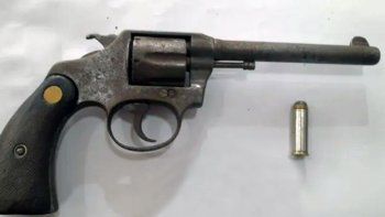 El arma calibre .22 fue incautado por la Policía y el alumno quedó demorado en la Comisaría 32ª El arma calibre .22 fue incautado por la Policía y el alumno quedó demorado en la Comisaría 32ª