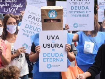 Hipotecados UVA marcha al Congreso, denuncia la usura de los bancos y reclama una solución