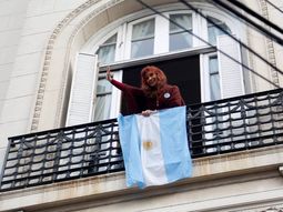 Cristina Kirchner saludó desde el balcón por el 25 de Mayo. Cristina Kirchner saludó desde el balcón por el 25 de Mayo.